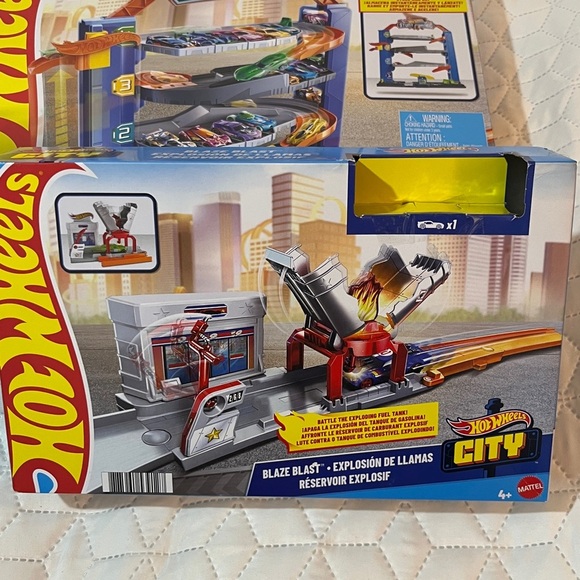 Hot Wheels City Stunt Garage Ghost Garage Car Wash Set - Picture 8 of 12